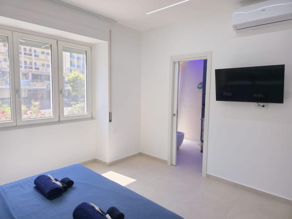 Bed, TV and multimedia, Photo of the whole room, Bedroom, towels, air conditioner