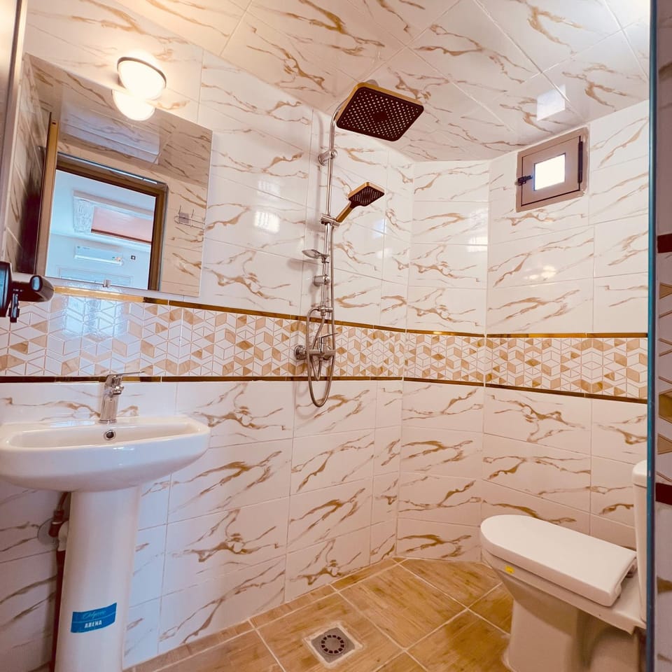 Shower, Toilet, Property building, Bathroom, Bath, bidet, towels
