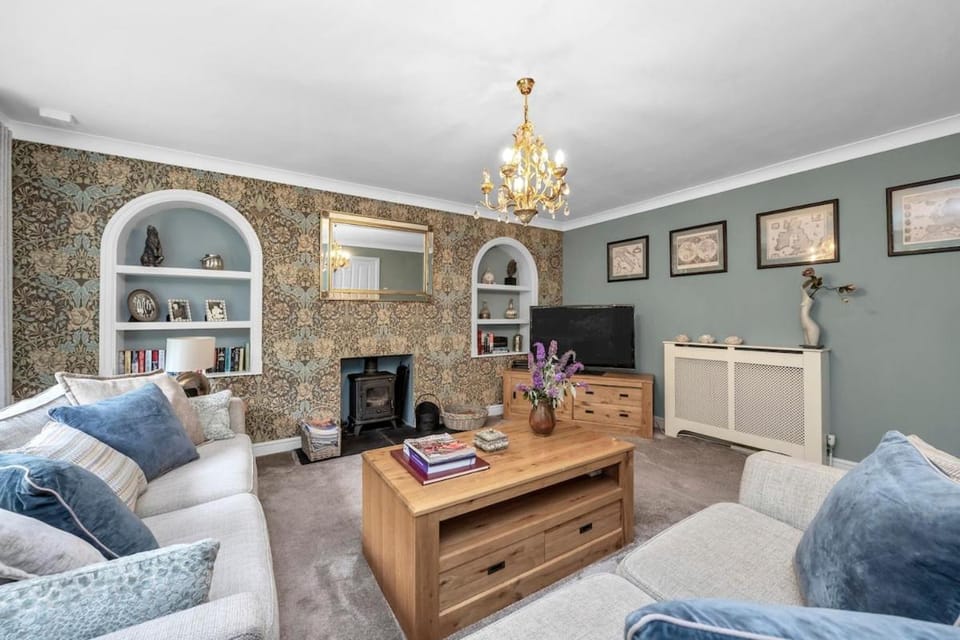 Entire spacious house in BSE House in Bury Saint Edmunds