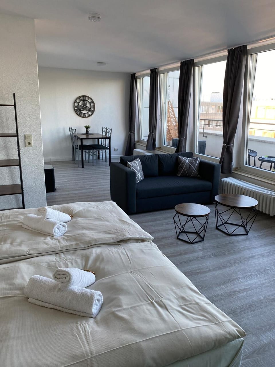 Bed, Living room, Photo of the whole room, Seating area, towels