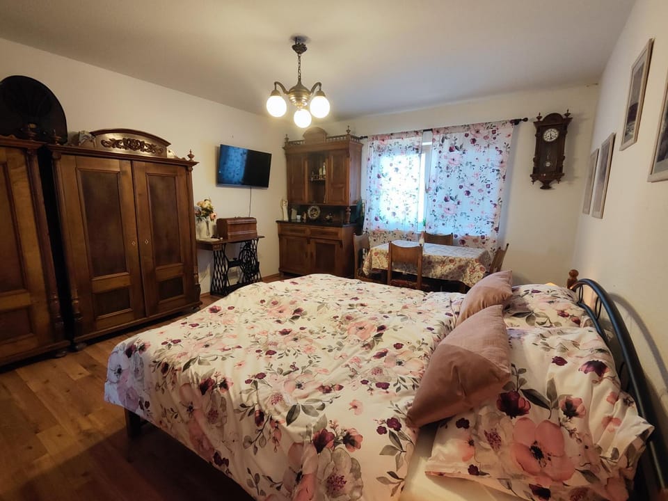 Communal lounge/ TV room, Bed, TV and multimedia, Photo of the whole room, Seating area, Bedroom
