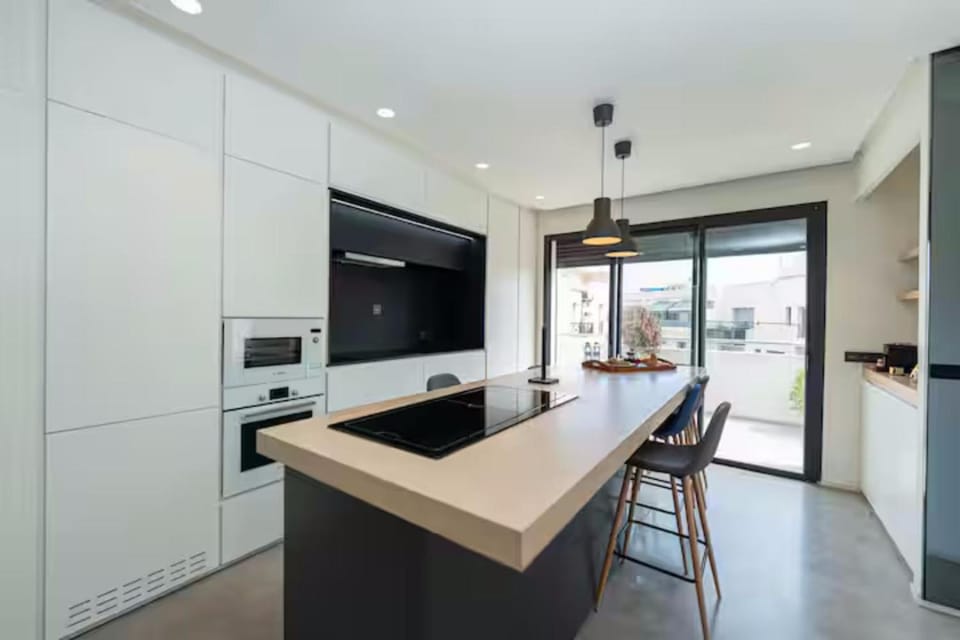 Kitchen or kitchenette, Dining area, oven, stove