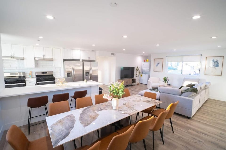 Communal lounge/ TV room, TV and multimedia, Kitchen or kitchenette, Living room, Seating area, Dining area, Evening entertainment, minibar, oven, stove