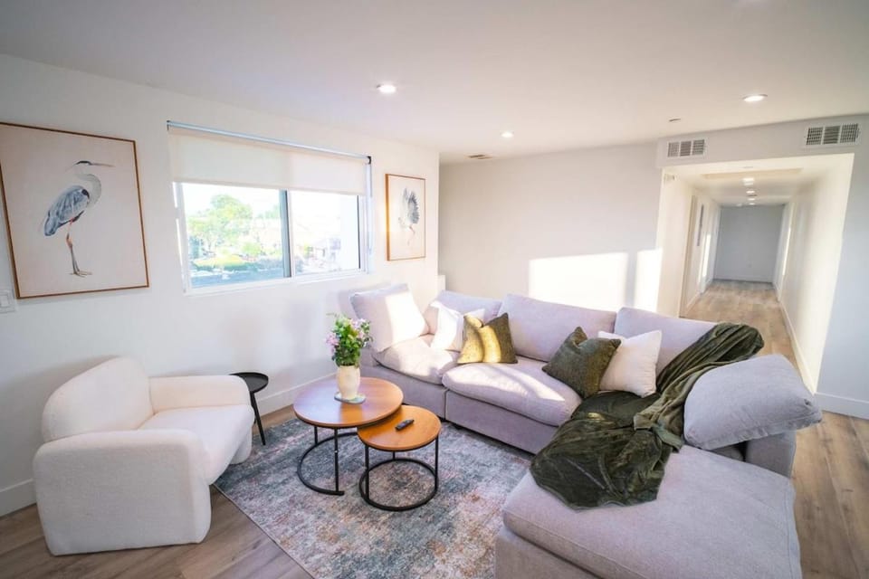 Communal lounge/ TV room, Living room, Seating area