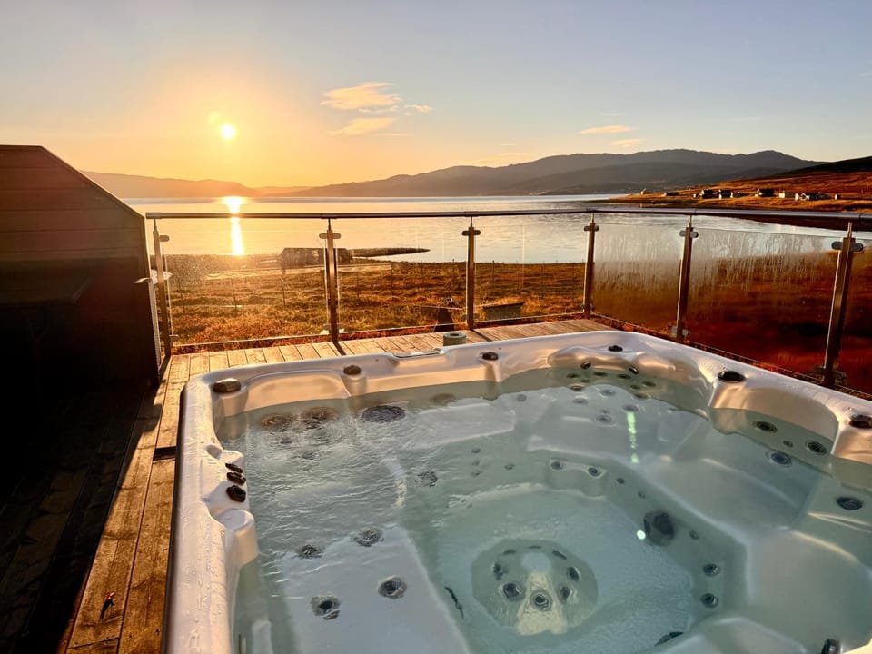 Natural landscape, Hot Tub, Spa and wellness centre/facilities, Lake view, Mountain view, River view, Sunrise, Sunset, Bath