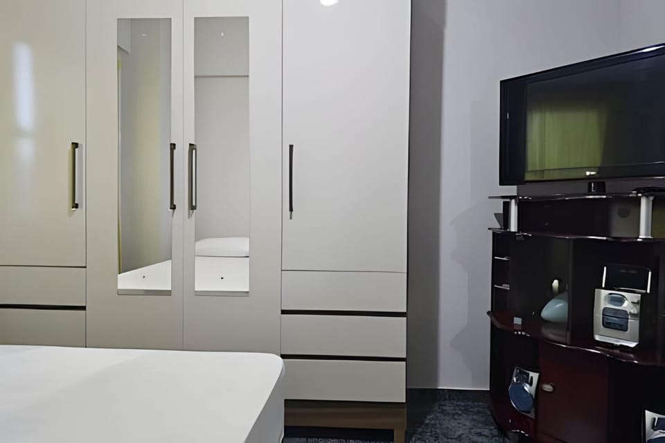 Photo of the whole room, Bedroom