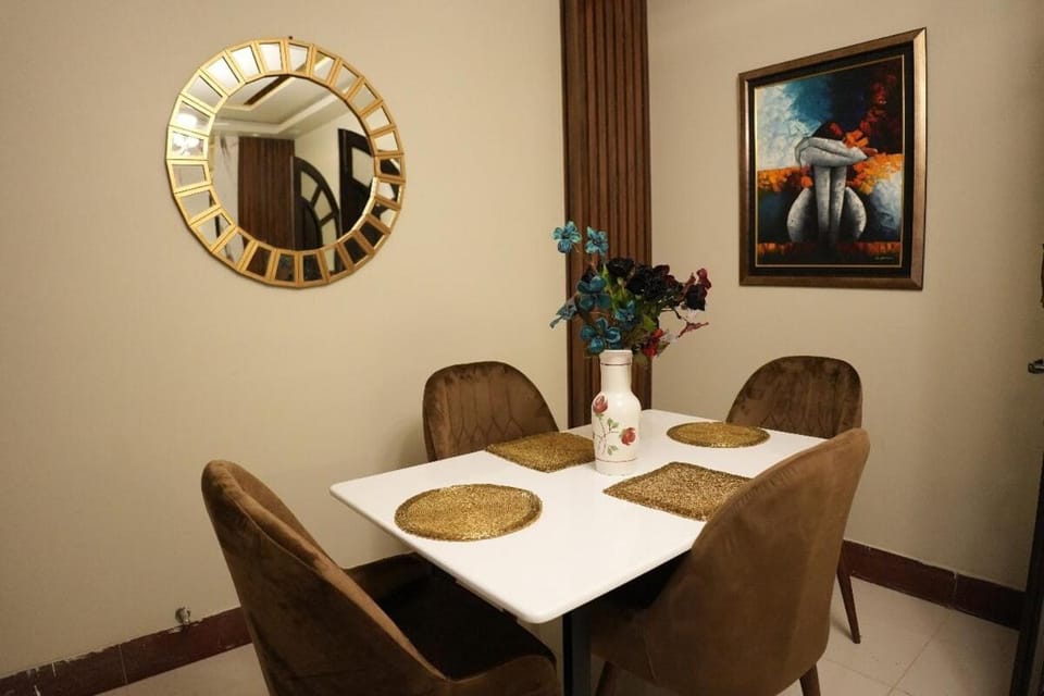 Restaurant/places to eat, Decorative detail, Dining area