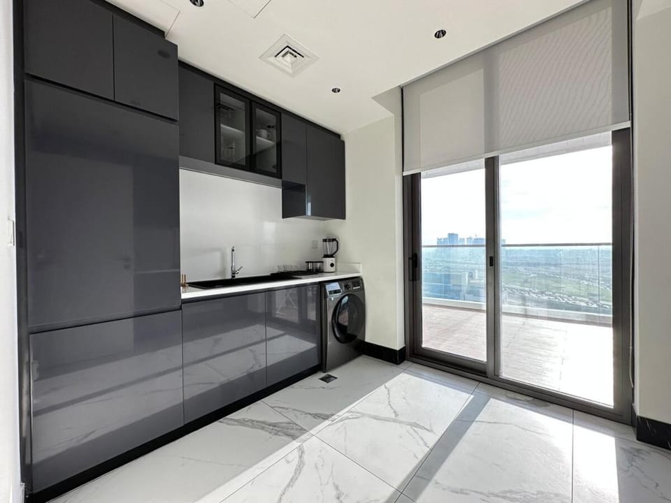 Modern 1BR with Private Jacuzzi in Business Bay Apartment in Dubai