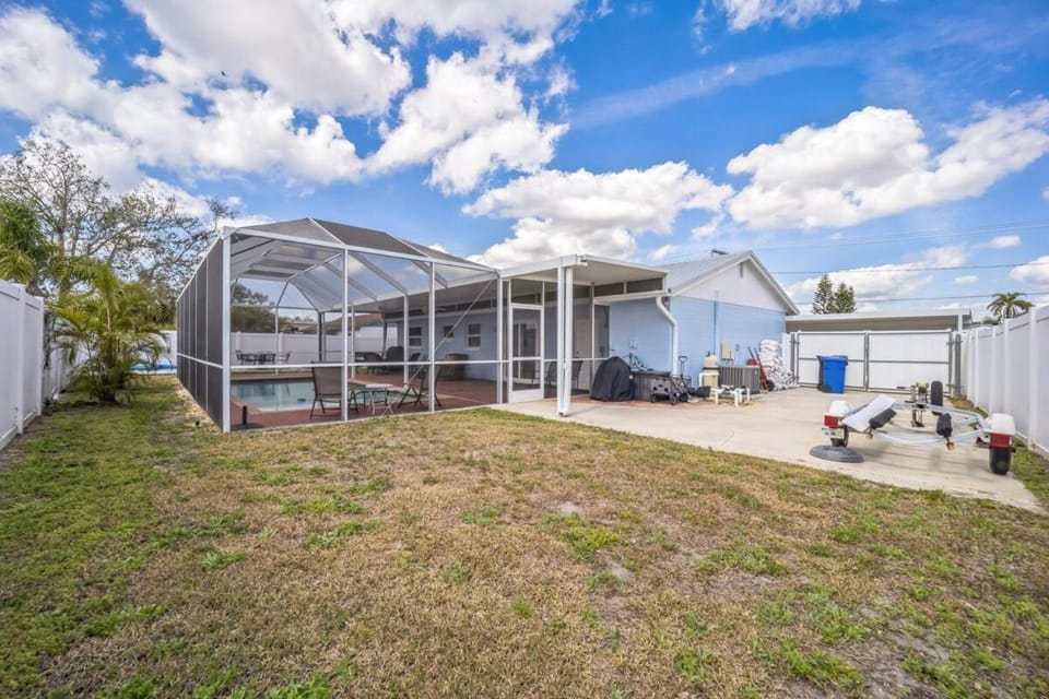 Apollo Beach Retreat - 3BR - Pool - Backyard -BBQ Villa in Apollo Beach