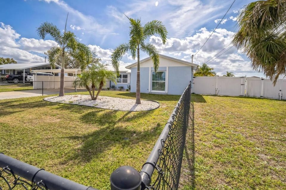 Apollo Beach Retreat - 3BR - Pool - Backyard -BBQ Villa in Apollo Beach