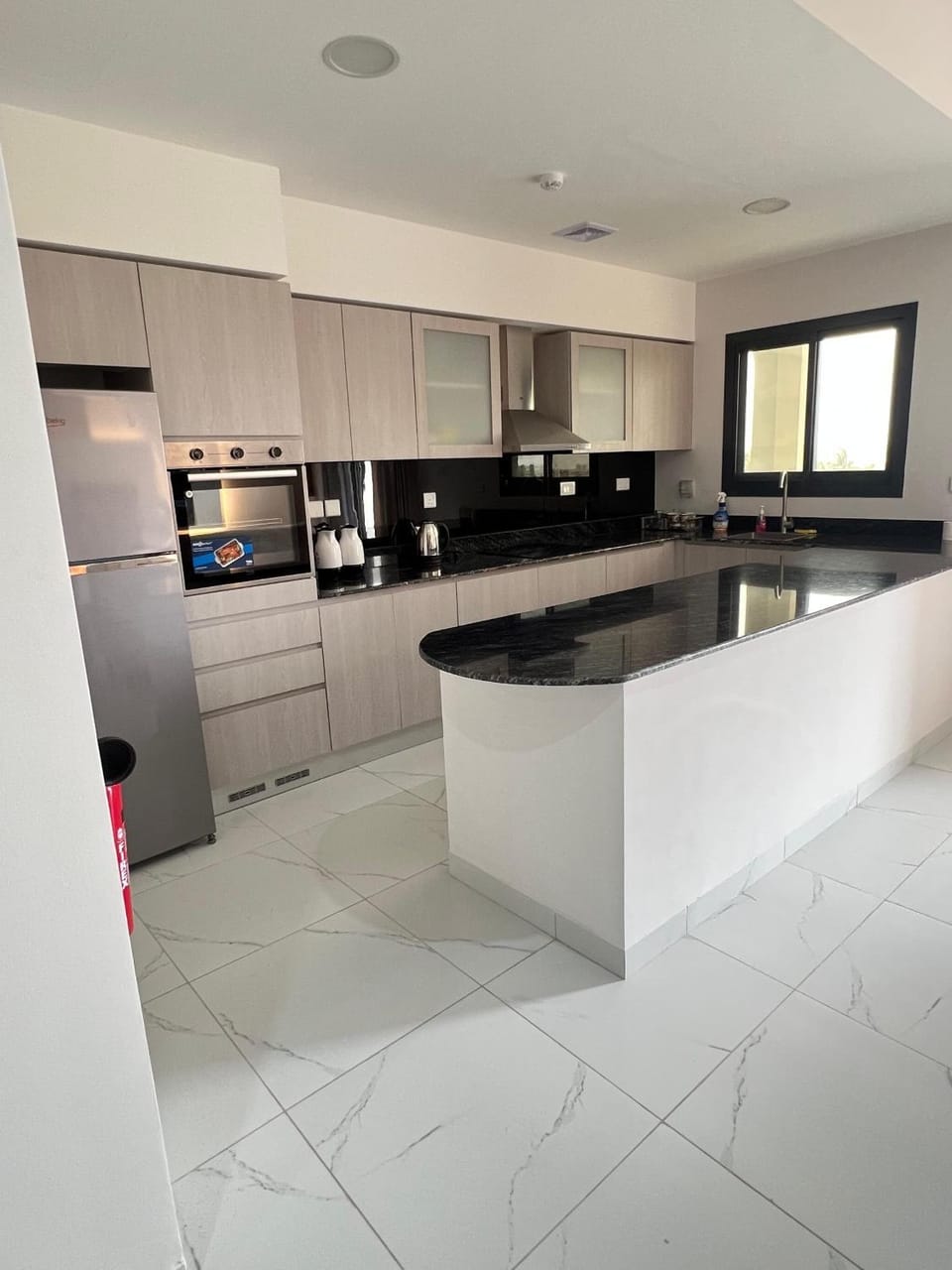 Kitchen or kitchenette, minibar, oven, stove