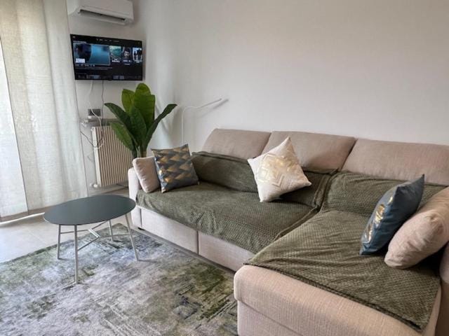 Communal lounge/ TV room, TV and multimedia, Living room, Seating area, Evening entertainment, air conditioner