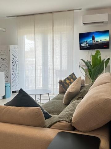 TV and multimedia, Living room, Seating area, air conditioner