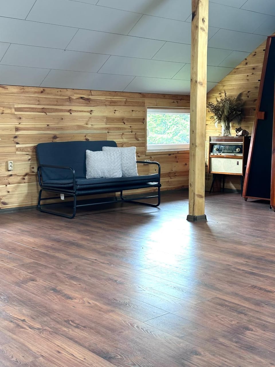 Bed, Living room, Photo of the whole room, Seating area, Bedroom