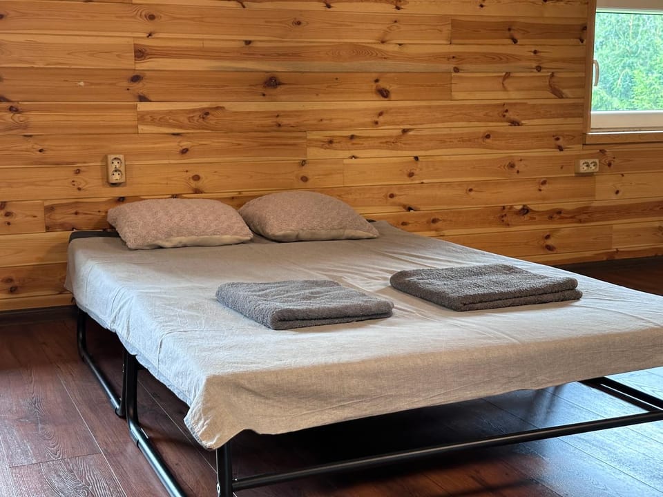 Bed, Bedroom, towels