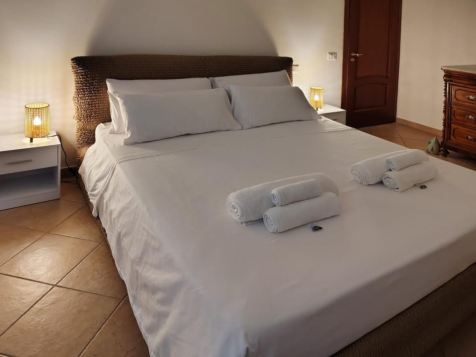 Bed, Bedroom, towels, towels