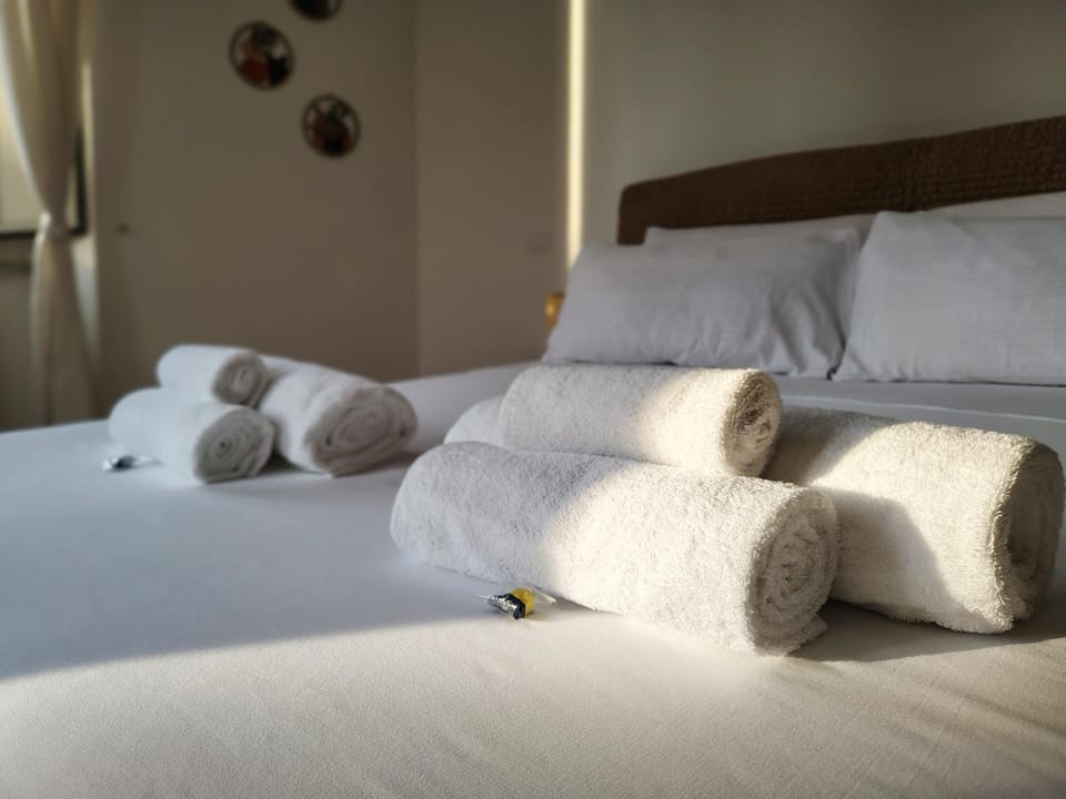 Bed, Bedroom, towels, towels