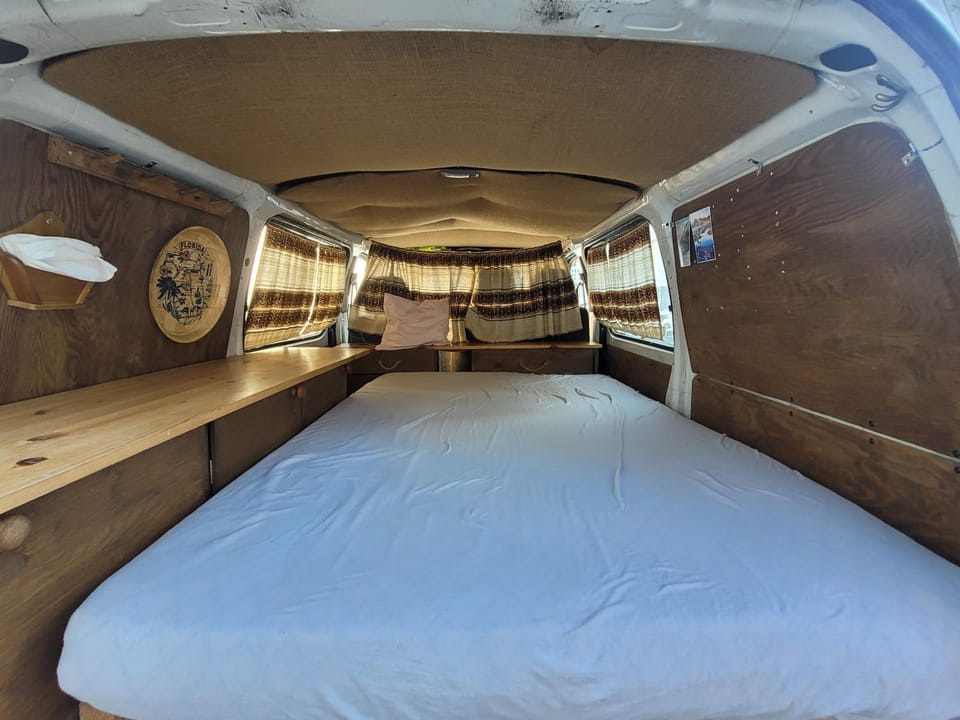 Lofoten Backyard, Super Hi-ace 4X4, Good ONLY! Capsule hotel in Lofoten