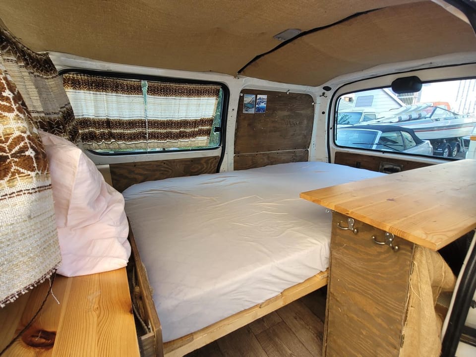 Lofoten Backyard, Super Hi-ace 4X4, Good ONLY! Capsule hotel in Lofoten