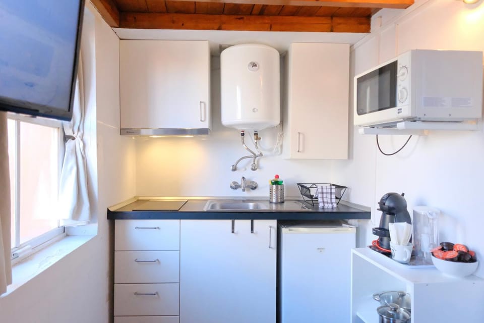 Kitchen or kitchenette, minibar, stove, toaster