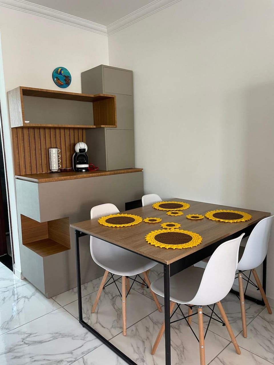 Coffee/tea facilities, Kitchen or kitchenette, Dining area