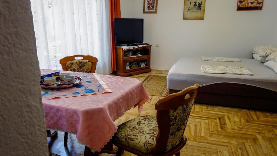 Bed, Dining area