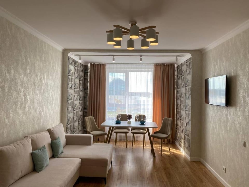 TV and multimedia, Living room, Seating area, Dining area