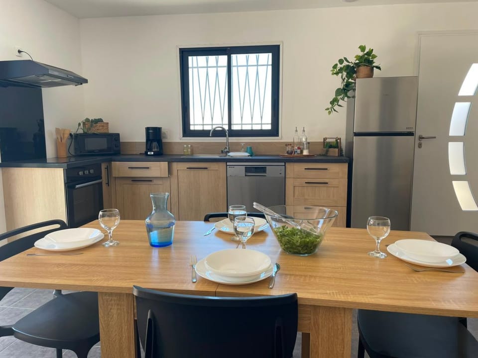 Kitchen or kitchenette, Dining area