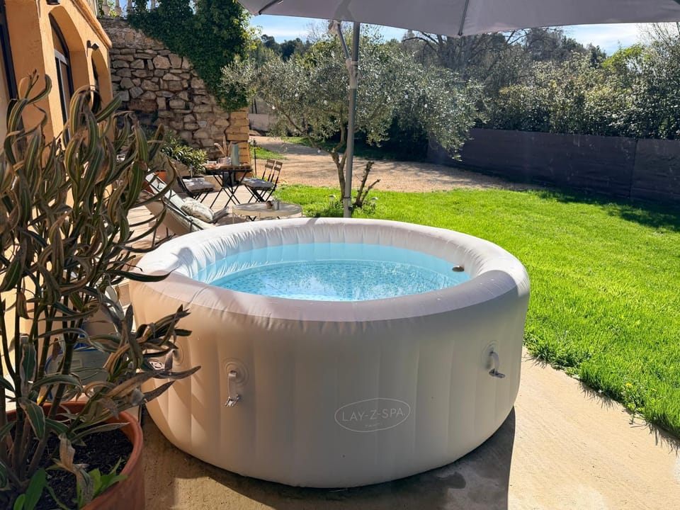 Aix-en-Provence, Cosy studio au calme de la campagne avec Spa et Clim Apartment in Aix-en-Provence