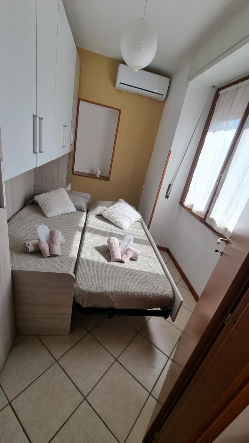 Bed, Photo of the whole room, Bedroom, air conditioner