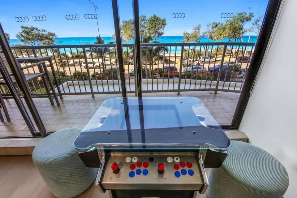 The Ocean Arcade - Views Games & Vibes Apartment in Surfers Paradise