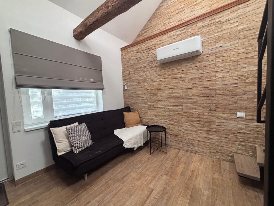Bed, Seating area, heating, air conditioner