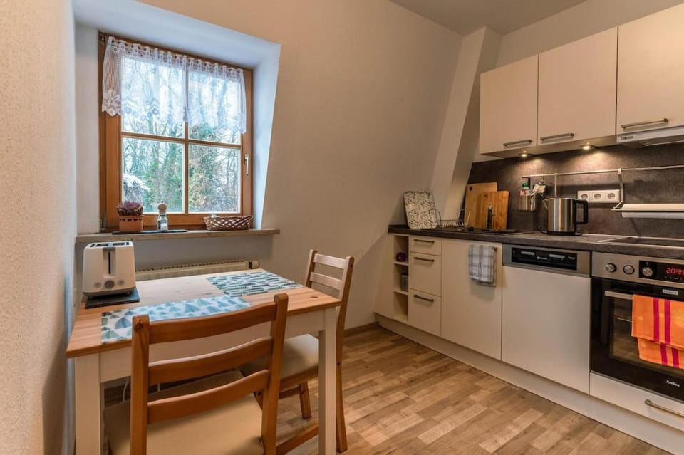 Coffee/tea facilities, Kitchen or kitchenette, Dining area, dishwasher, oven, stove, toaster