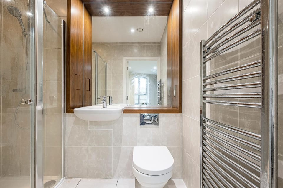 3 Bedroom Apartment with Secure Parking, Wembley 2 miles, Tube 200m Apartment in Wembley