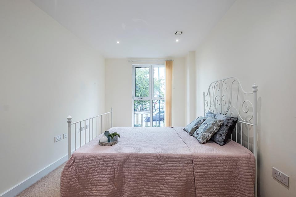3 Bedroom Apartment with Secure Parking, Wembley 2 miles, Tube 200m Apartment in Wembley