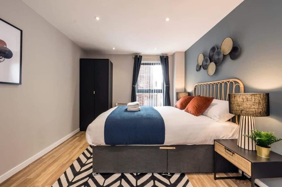 Central 2 Beds with Free Parking Apartment in Liverpool