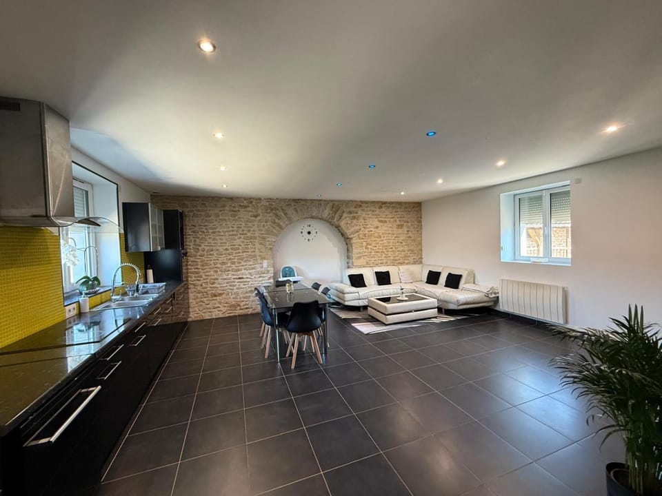 TV and multimedia, Kitchen or kitchenette, Living room, Dining area, stove