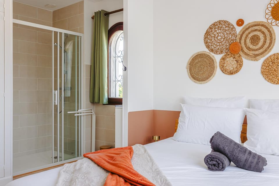 Shower, Bed, Photo of the whole room, Bedroom, towels