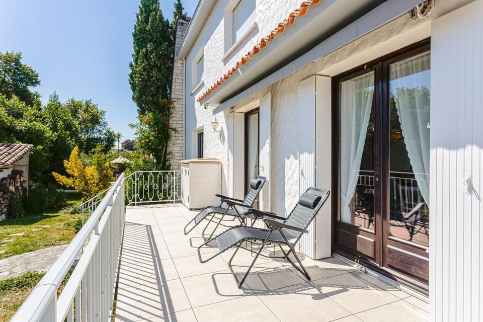 Patio, Day, Garden, Balcony/Terrace, sunbed