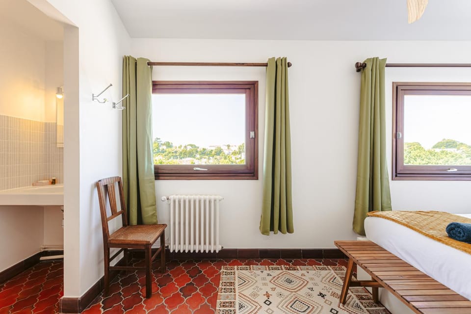 Shower, Bed, Photo of the whole room, Bedroom