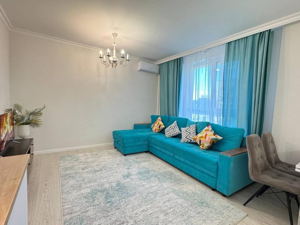 Bed, Living room, Photo of the whole room, Seating area, Bedroom