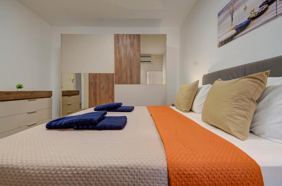 Contemporary Apartment Steps away from Spinola Bay Apartment in Saint Julians