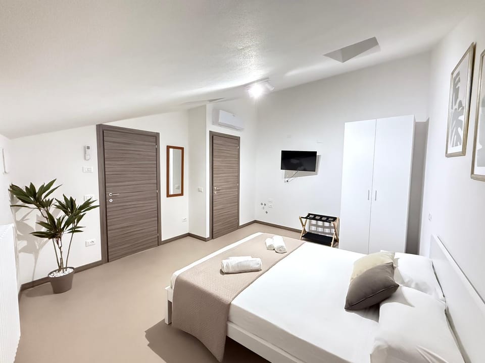 Bed, TV and multimedia, Bedroom, air conditioner