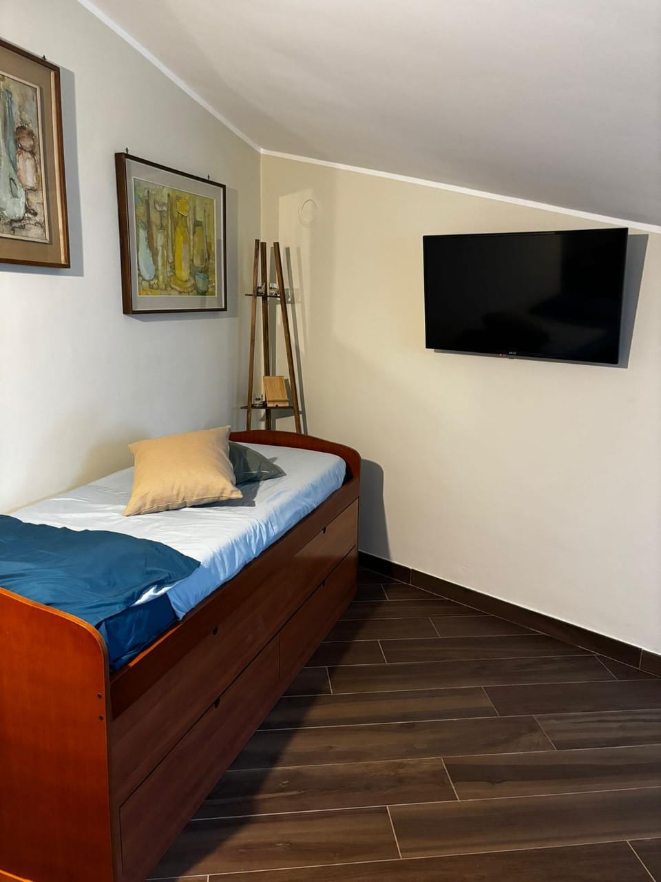 Communal lounge/ TV room, bunk bed