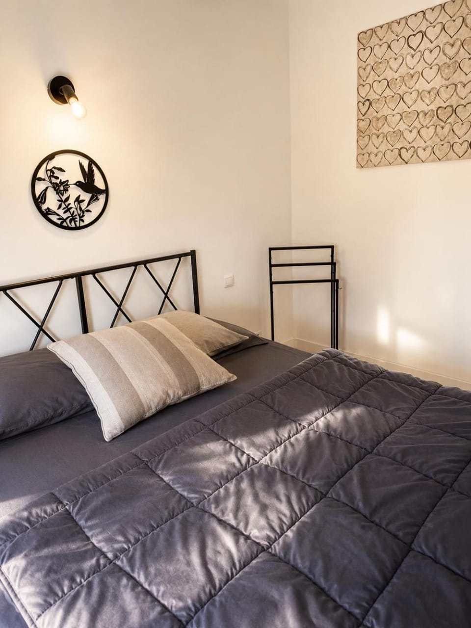 Bed, Photo of the whole room, Decorative detail, Bedroom, air conditioner