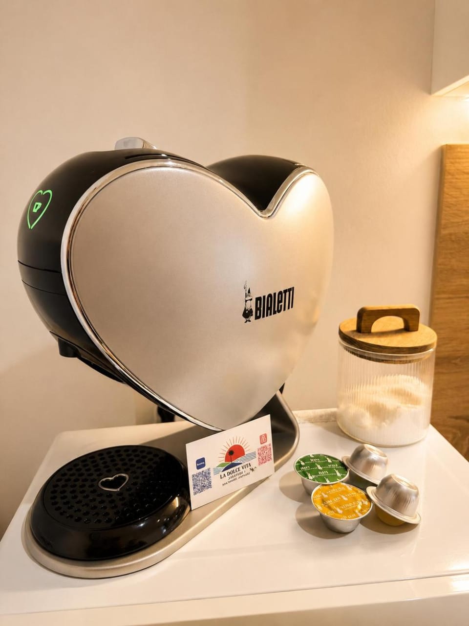 Coffee/tea facilities, Kitchen or kitchenette, Food and drinks, Decorative detail, Food, toaster