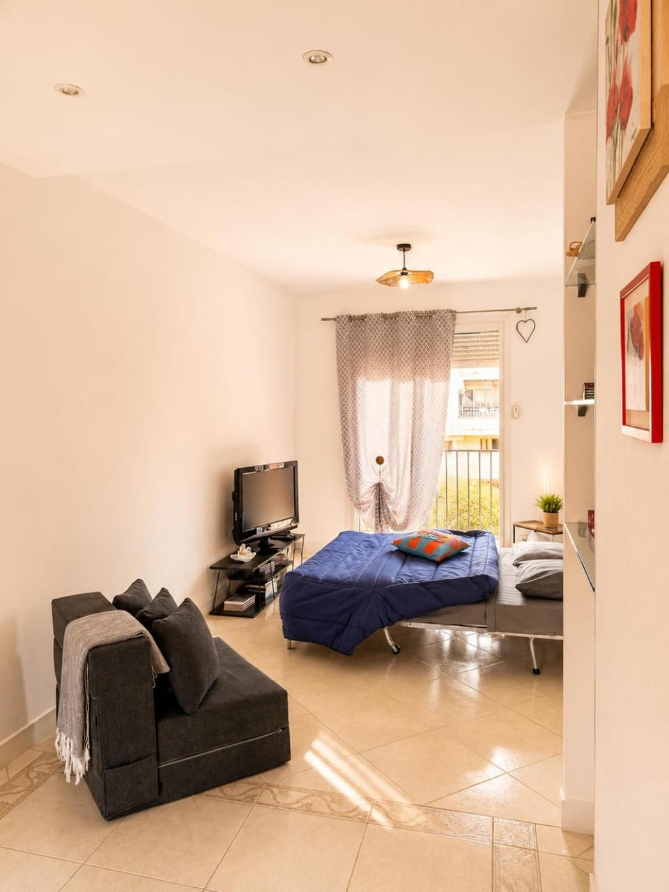 Communal lounge/ TV room, Bed, TV and multimedia, Living room, Photo of the whole room, Decorative detail, Seating area, Bedroom