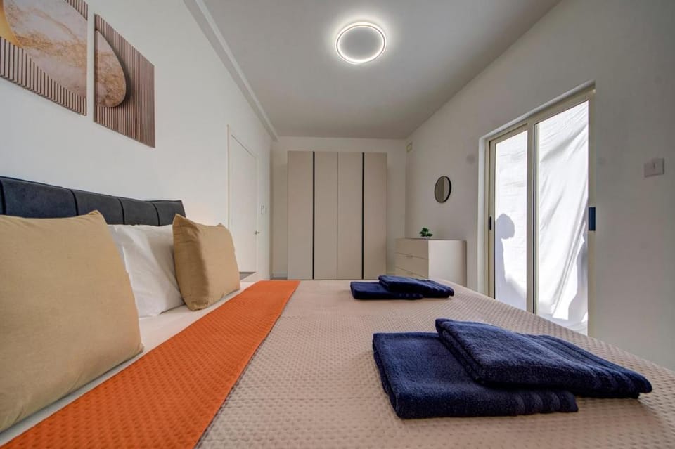 Luxurious Apartment steps from Spinola Bay Apartment in Saint Julians
