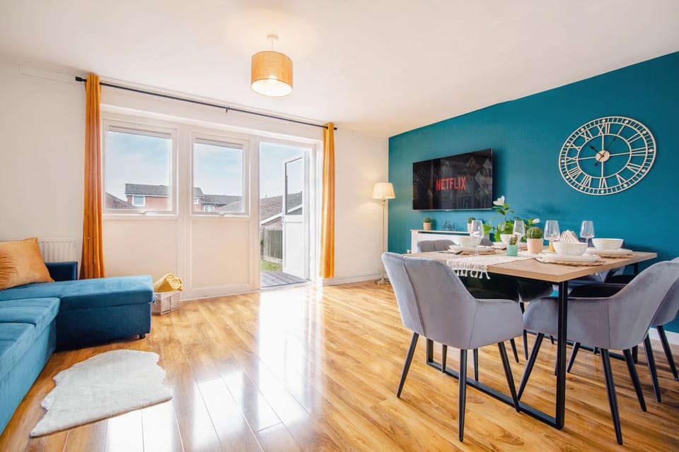 Communal lounge/ TV room, TV and multimedia, Living room, Seating area, Dining area, Evening entertainment