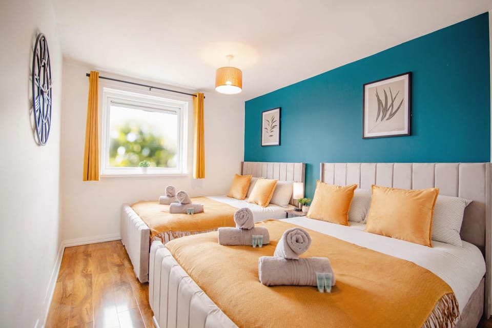 Bed, Photo of the whole room, Bedroom, towels